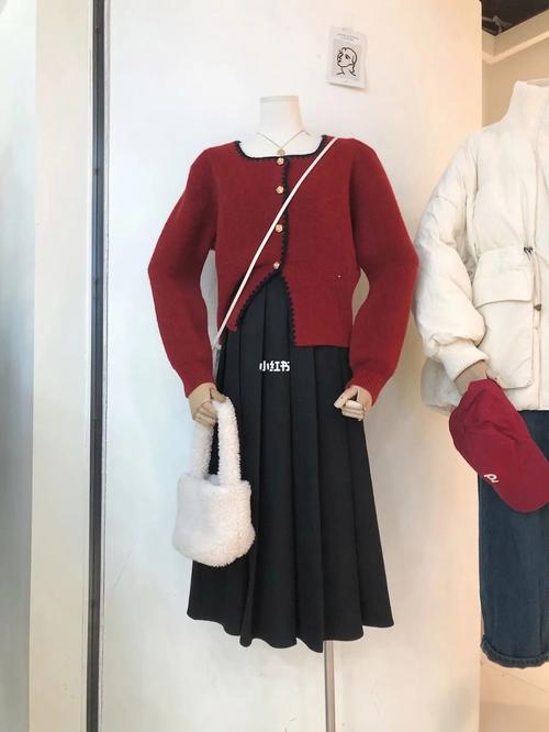 红色羽绒服配什么毛衣