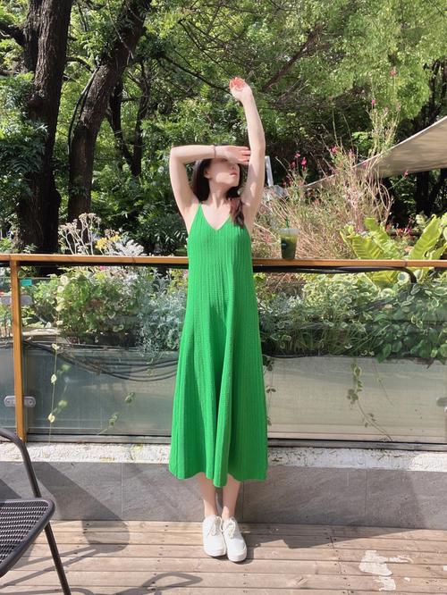 深墨绿色吊带裙怎么搭配外套