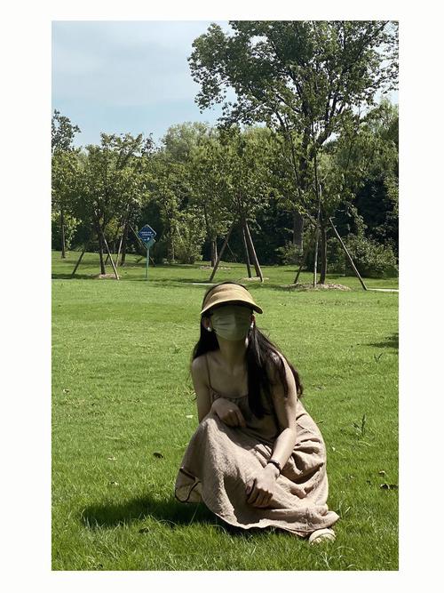 深墨绿色吊带裙怎么搭配外套