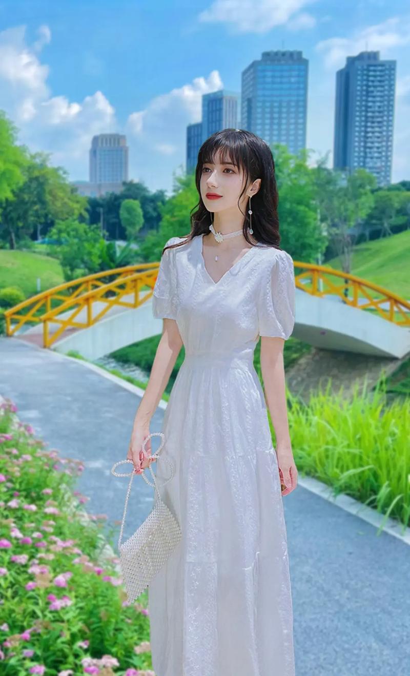长纯白色裙子怎么搭配