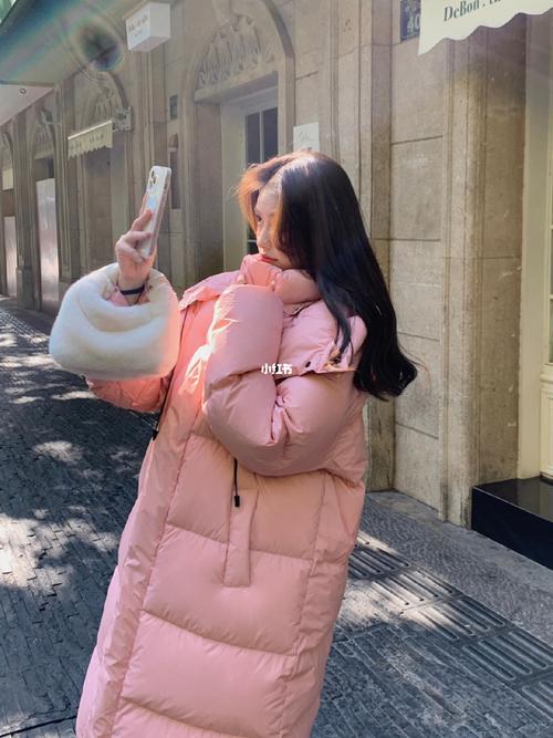 淡粉色长款羽绒服怎么搭配什么裤子好看