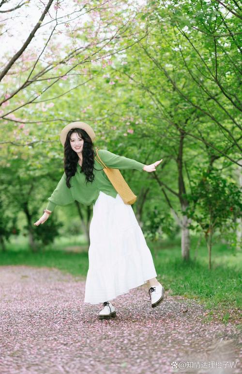 绿色衣服怎么搭配着好看的图片女生