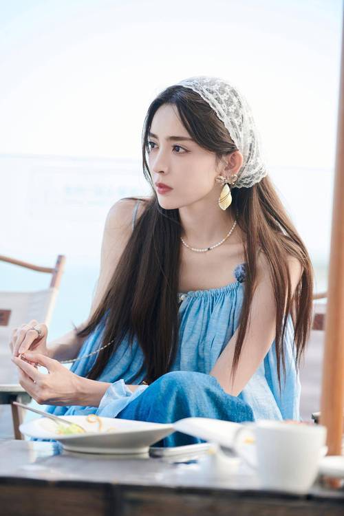 浅蓝裙子配什么上衣