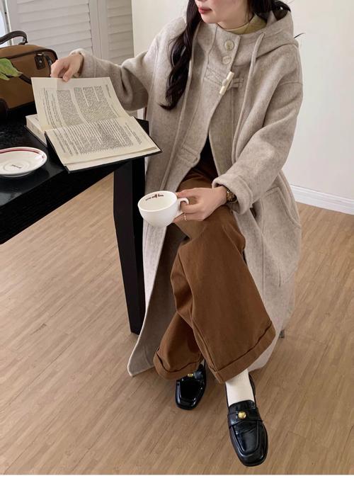 休闲绒大衣怎么搭配鞋子好看吗