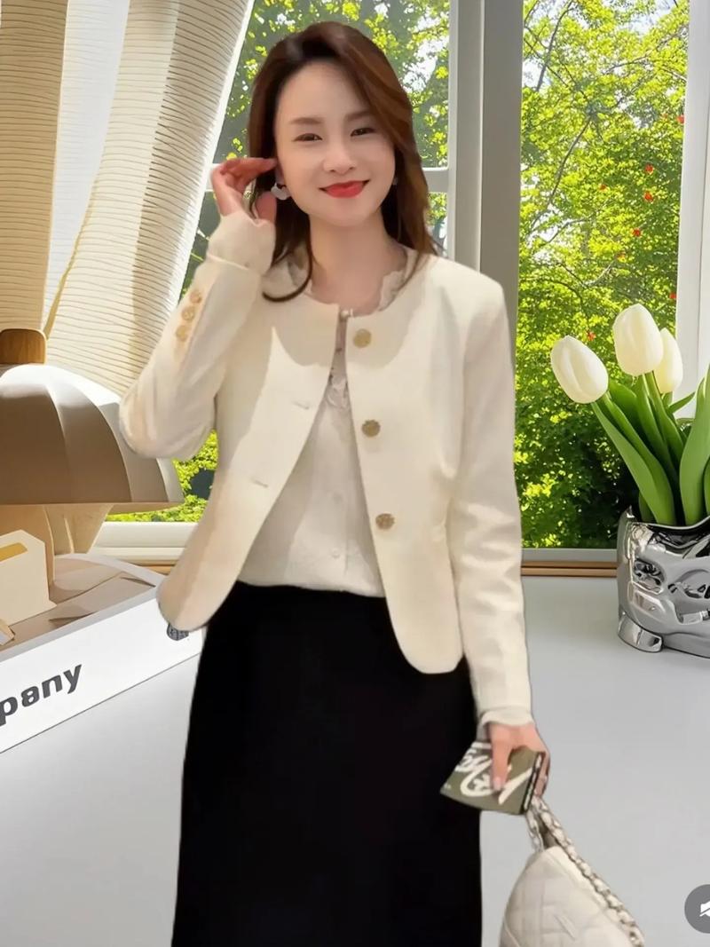 女士圆领开衫西装小外套怎么搭配衣服好看