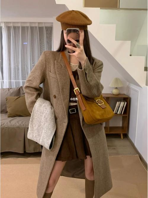 棕色长款格子大衣怎么搭配