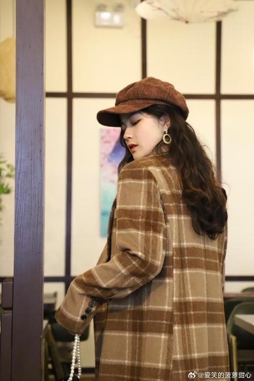 棕色长款格子大衣怎么搭配