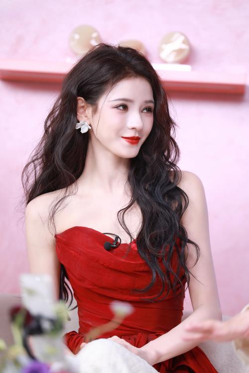 红色中长裙怎么搭配衣服