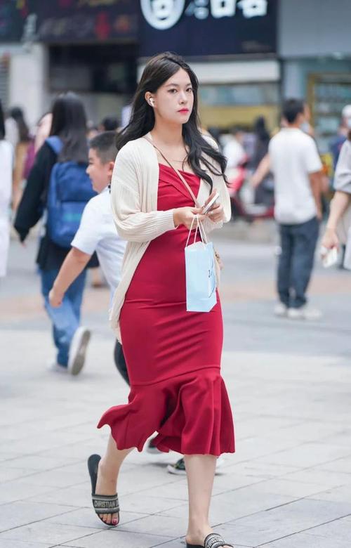 红色中长裙怎么搭配衣服