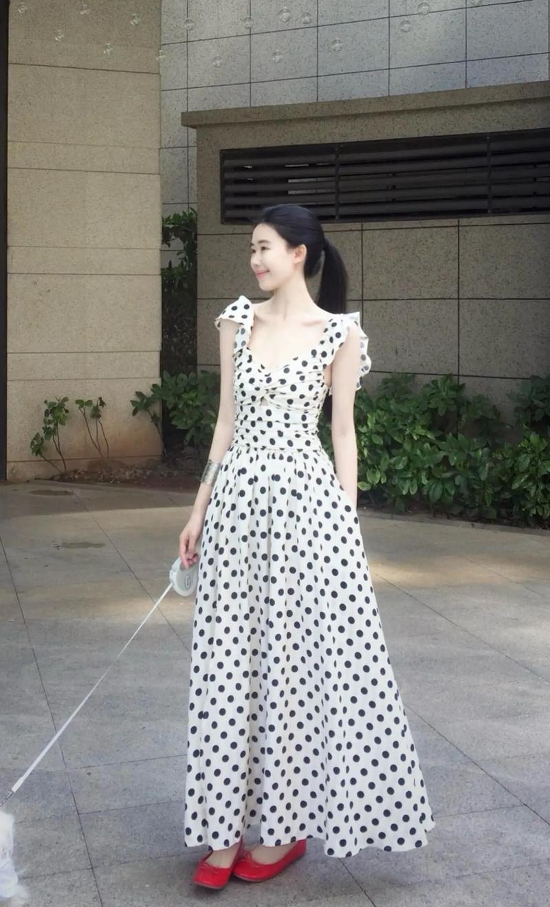 波点长裙怎么搭配衣服