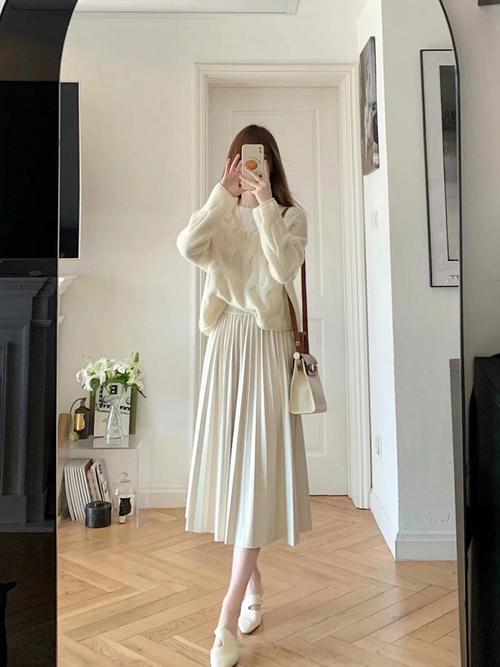 白色毛线长裙怎么搭配衣服