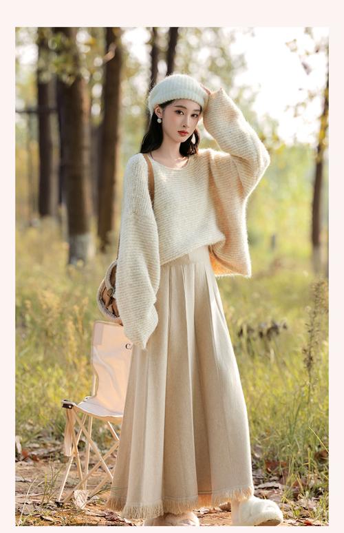 白色毛线长裙怎么搭配衣服
