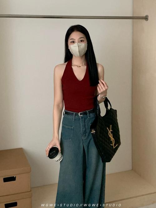 挂脖小背心怎么搭配内裤