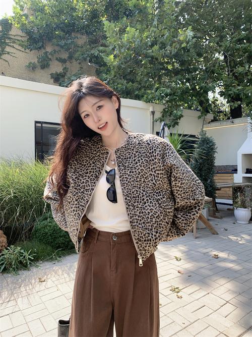 豹纹宽松外套怎么搭配图片欣赏