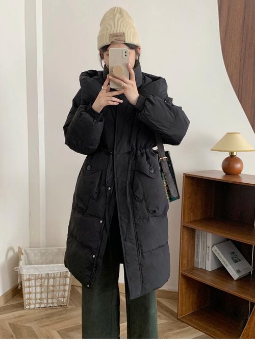 到膝盖的羽绒服直筒怎么搭配鞋子好看
