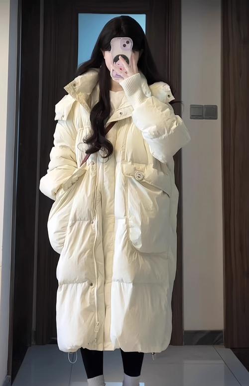 到膝盖的羽绒服直筒怎么搭配鞋子好看