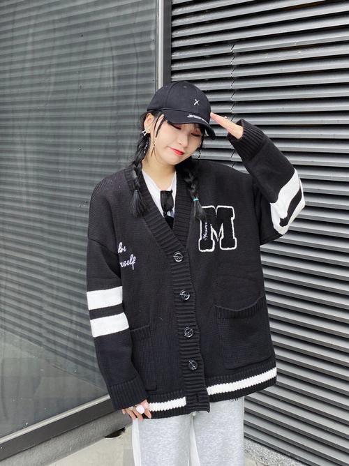 女生黑白灰色衣服怎么搭配什么裤子