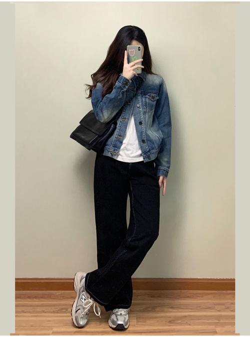 女牛仔外套配什么裤子