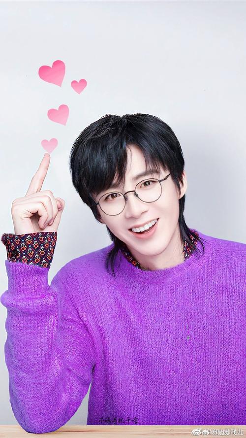 男生穿粉紫色卫衣怎么搭配