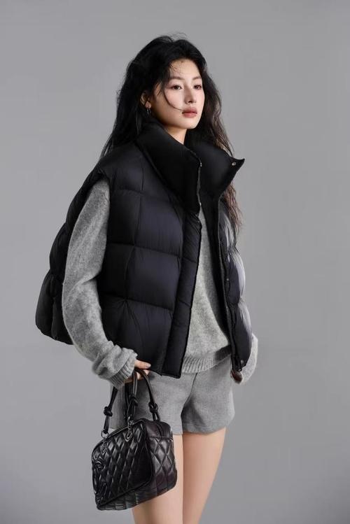 羽绒服马甲短款怎么搭配图片欣赏