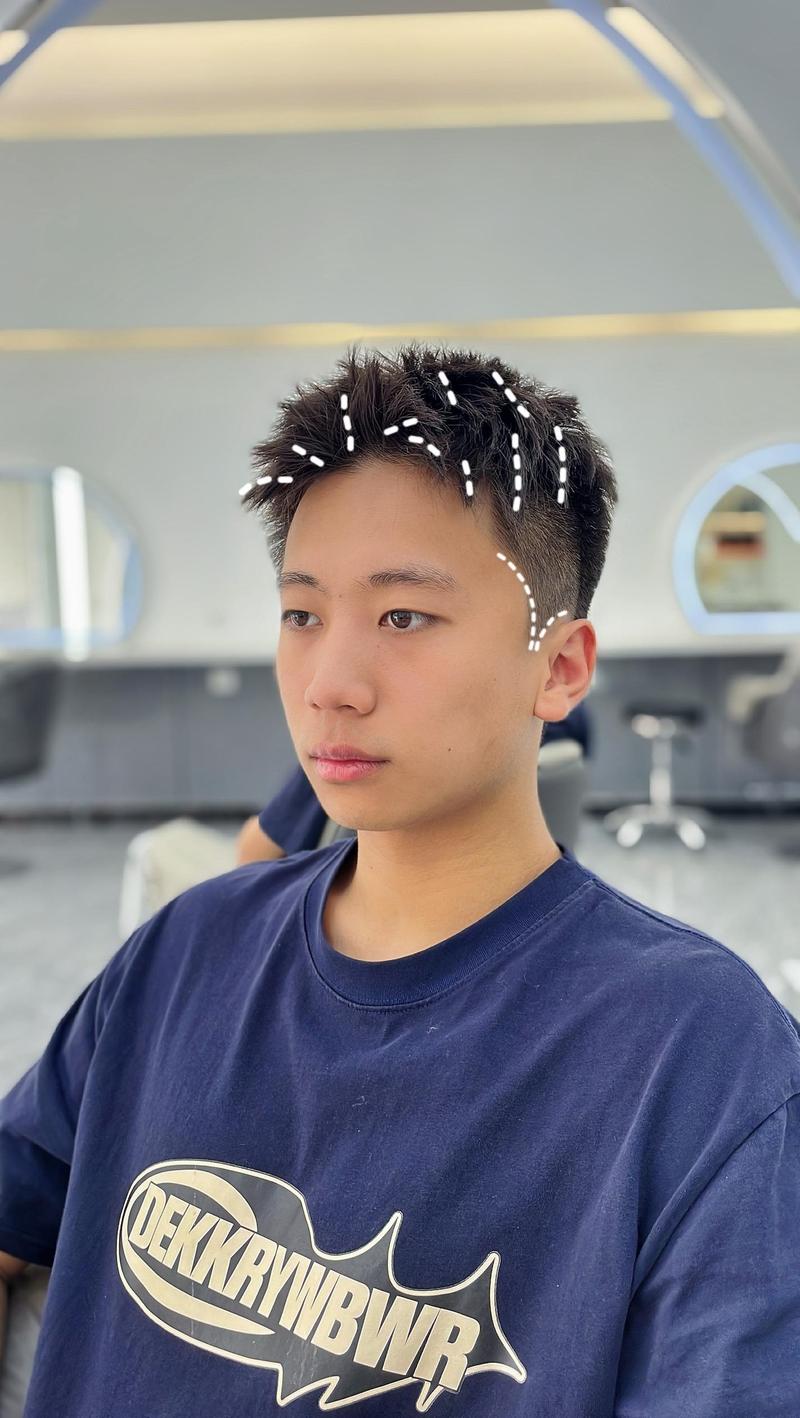 宽额头适合什么发型男