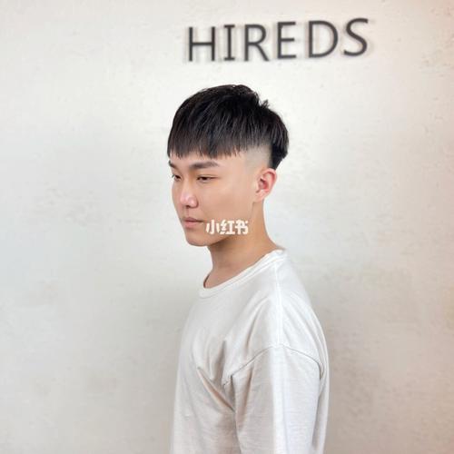 宽额头适合什么发型男