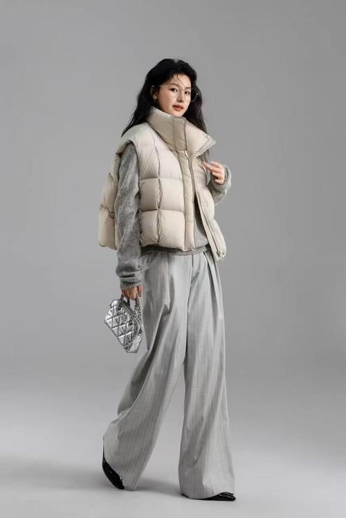 羽绒服马甲短款怎么搭配好看图片