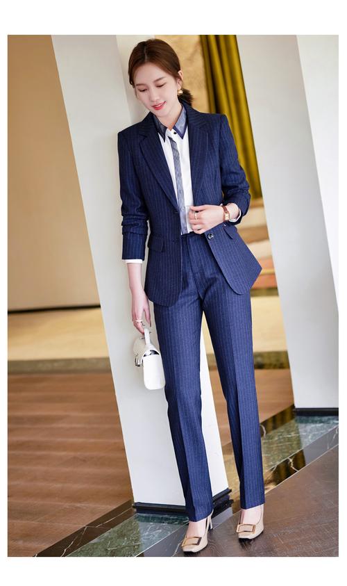 蓝色西装配什么皮鞋