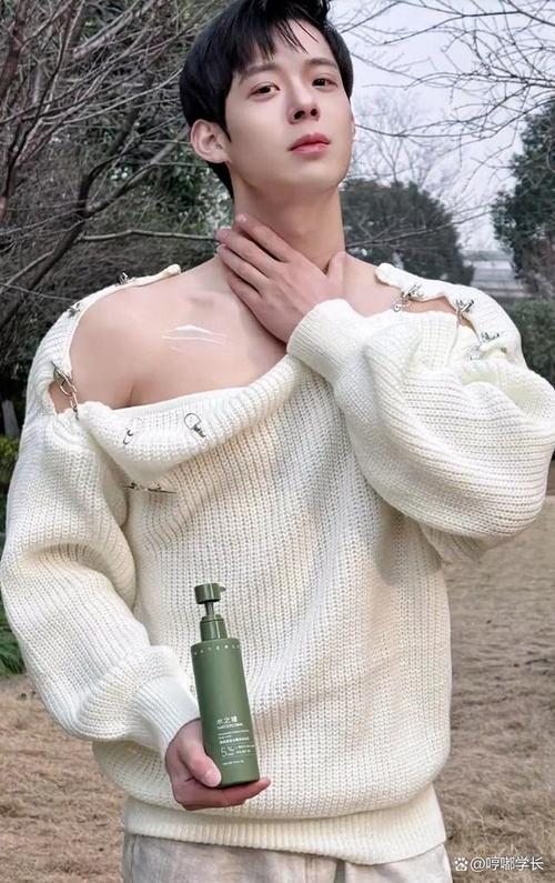 肩膀厚的男生怎么搭配