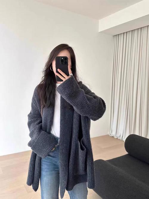 女士修身中长款毛衣怎么搭配什么外套