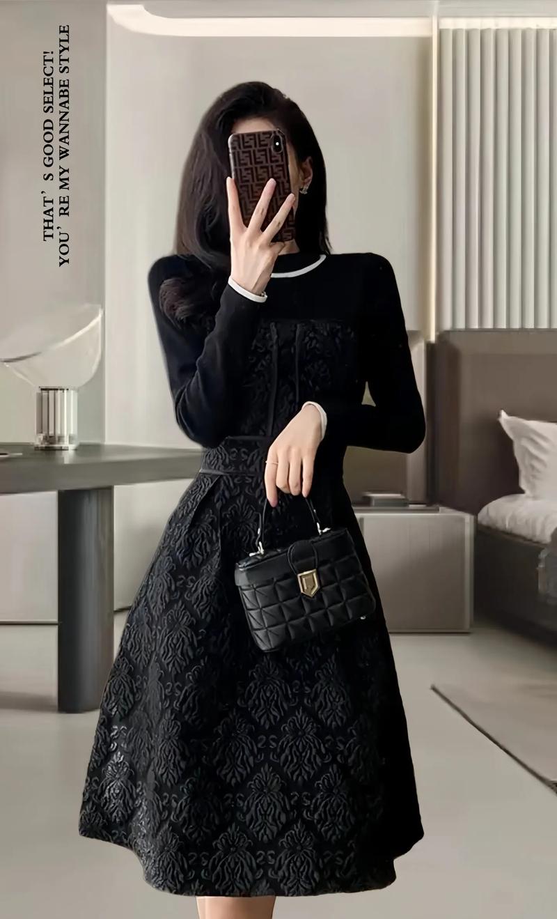 冬季黑色长连衣裙外面怎么搭配衣服好看