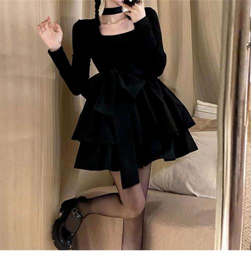 冬季黑色长连衣裙外面怎么搭配衣服好看