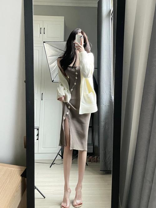 带扣子的裙子怎么搭配外套