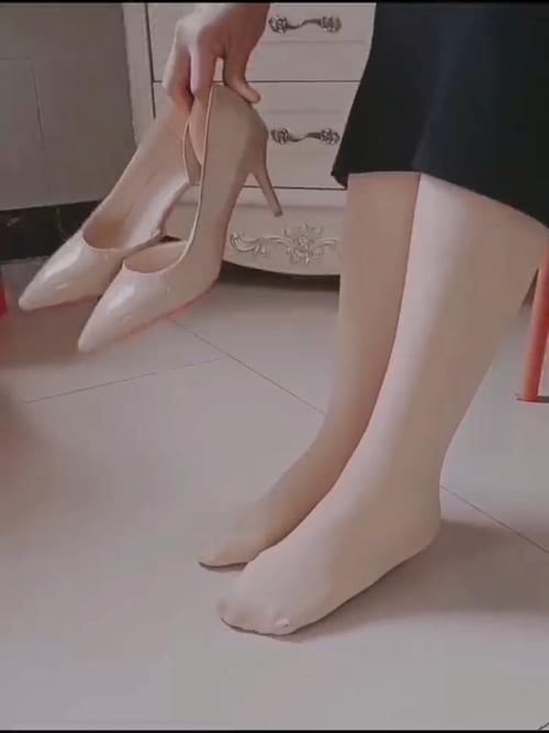 冬天裸色高跟鞋怎么搭配图片