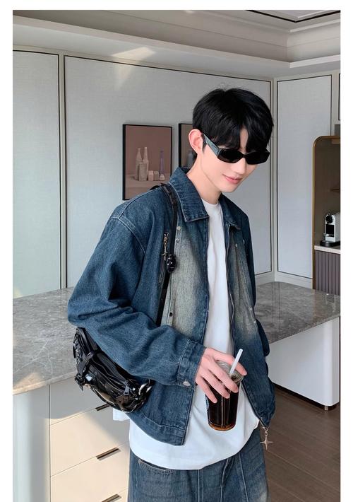 男生短款牛仔衣怎么搭配什么裤子好看图片