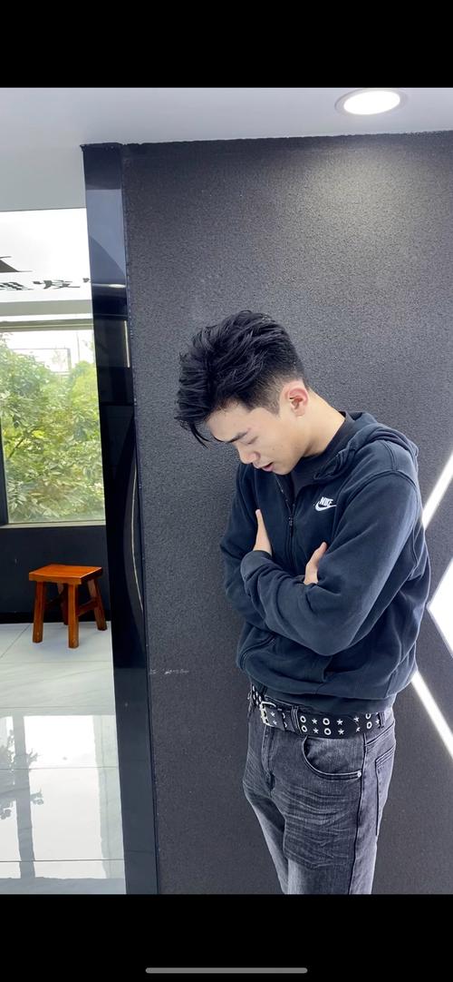 侧分发型怎么搭配衣服