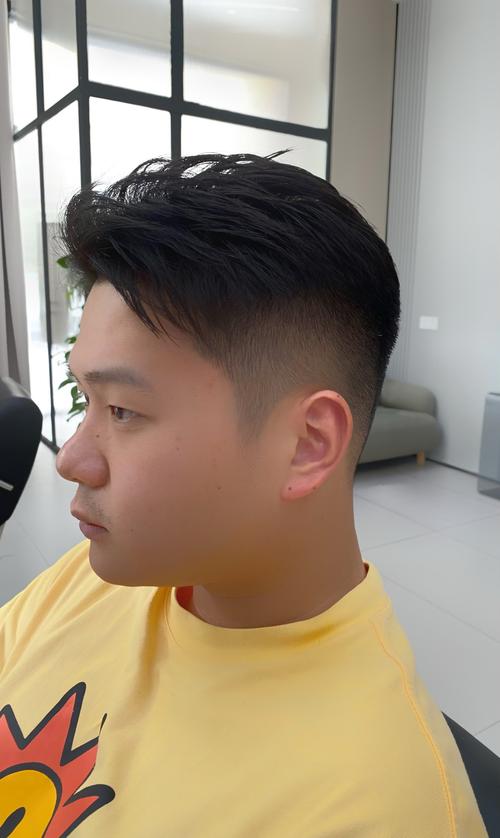 侧分发型怎么搭配衣服