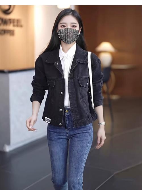 深色牛仔裤搭配外套怎么样