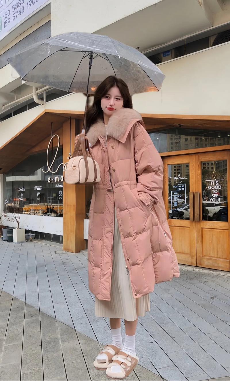浅粉色中长款棉服怎么搭配图片