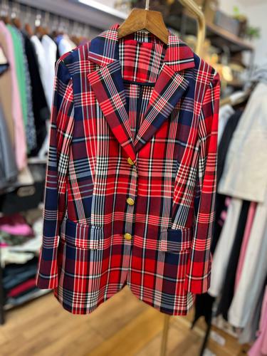 红色格子西服怎么搭配衣服好看
