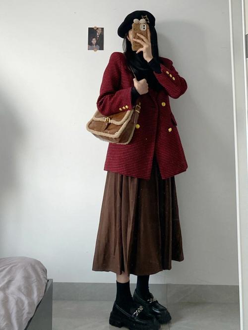 红色格子西服怎么搭配衣服好看