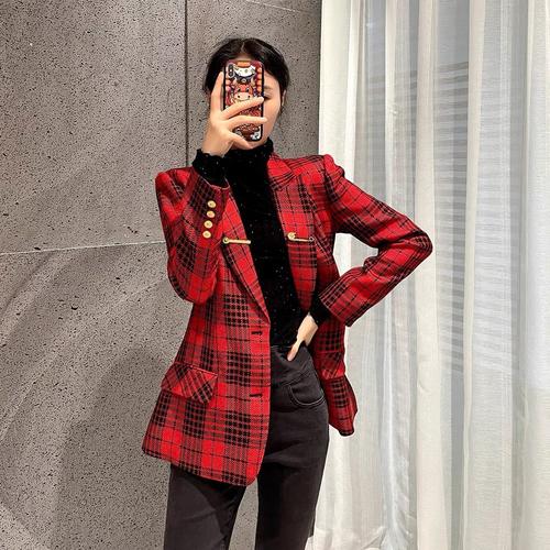 红色格子西服怎么搭配衣服好看