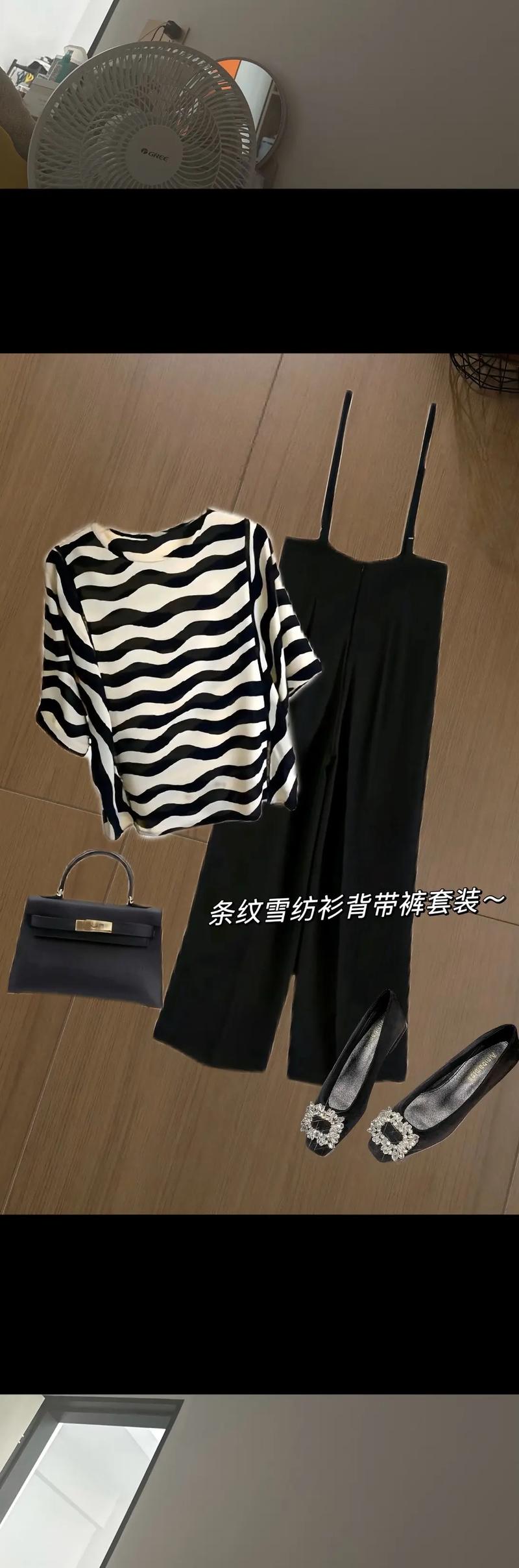 黑色细条纹t恤要怎么搭配