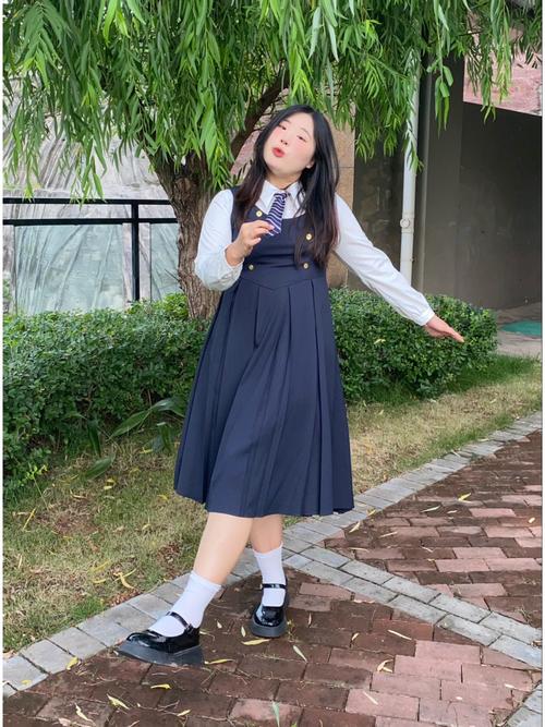 微胖型学生怎么搭配衣服好看图片