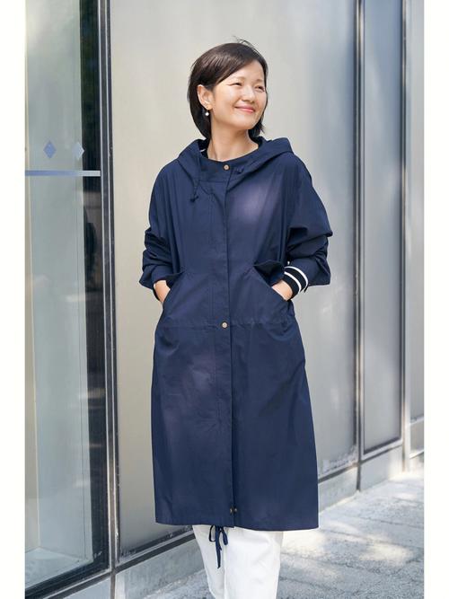 女士超长天蓝色风衣怎么搭配