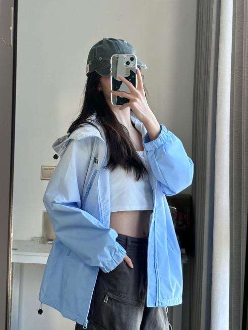女士超长天蓝色风衣怎么搭配
