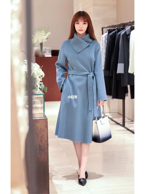 女士超长天蓝色风衣怎么搭配
