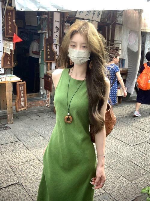 绿色无袖连衣裙怎么外套搭配图片欣赏