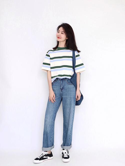 女式短袖t恤怎么搭配