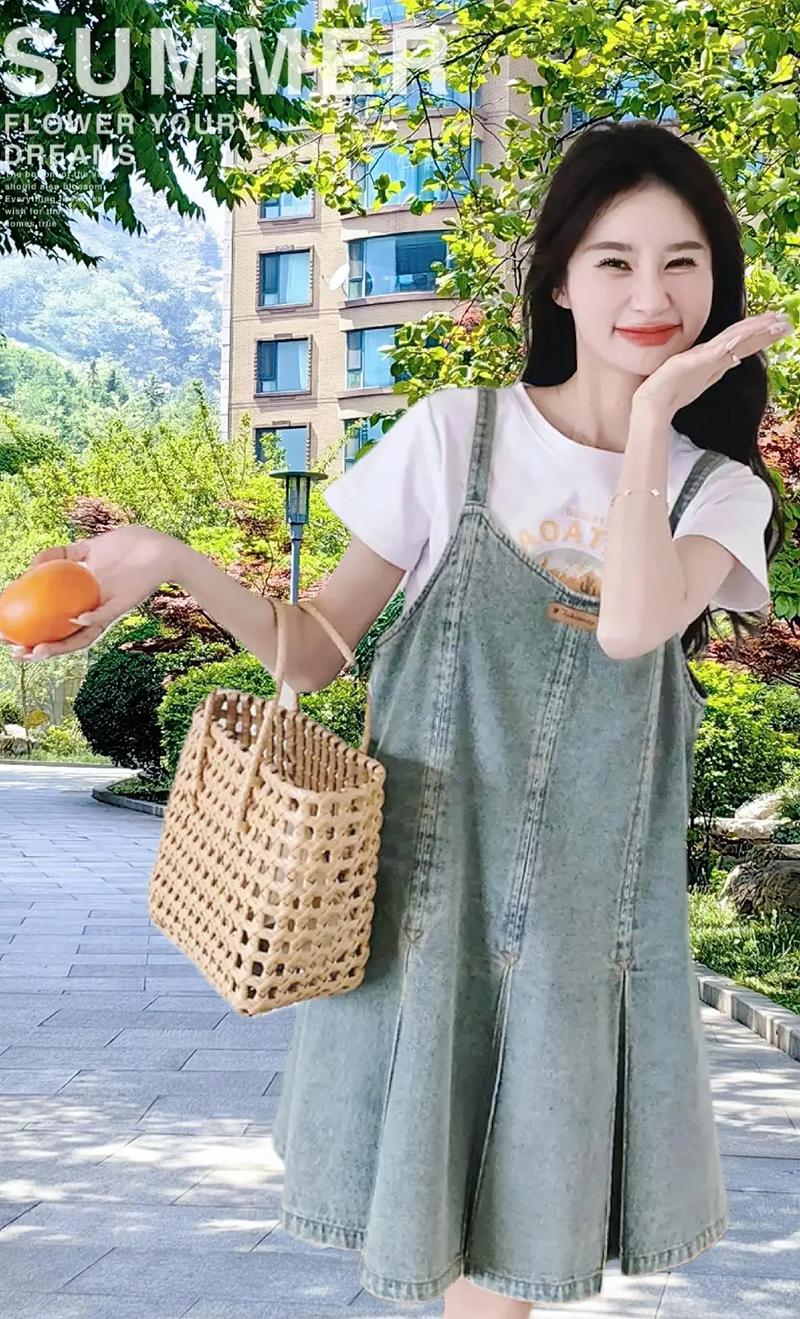 前排开扣背带牛仔裙怎么搭配